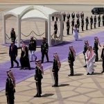 البنفجسي بدل الأحمر لون السجاد المفروش لاستقبال ترامب بالرياض