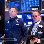 تداعيات الهجوم الإسرائيلي على إيران على الأسواق: مؤشر داو جونز يهبط بنحو 800 نقطة والبترول يقفز 7%