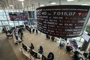 الأسهم والسندات الفرنسية تتراجع وسط احتمال انهيار الحكومة