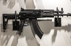 كلاشنيكوف تجري تحديثات على بندقية АК-15 استنادا إلى الخبرة القتالية الميدانية