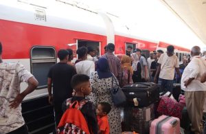 مصر تعيد آلاف السودانيين إلى بلدهم طواعية
