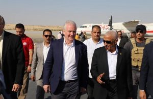 محافظ شمال سيناء يرافق وفدا أمريكيا إلى معبر رفح ويتحدث عن “خط أحمر” أمام إسرائيل