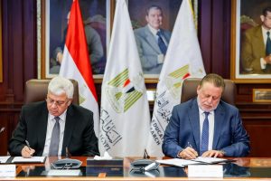 محافظ البنك المركزي المصري ووزير التعليم العالي يوقعان بروتوكولي تعاون لتوفير منح جامعية للطلاب المتفوقين غير القادرين ومنح للطلاب المتضررين من توقف برنامج المعونة الأمريكية