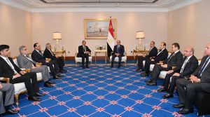 الرئيس السيسي يلتقي برئيس وزراء باكستان شهباز شريف في الدوحة