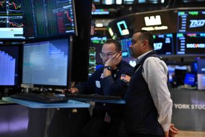 صناديق الأسهم العالمية تجذب 10.65 مليار دولار في أكبر تدفقات في ثلاثة أسابيع