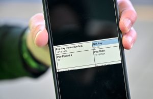 إغلاق الحكومة الأمريكية يهدد سلامة الطيران ومراقبو الحركة الجوية بلا رواتب