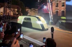 ماسك يكشف النقاب عن سيارة “روبوفان”