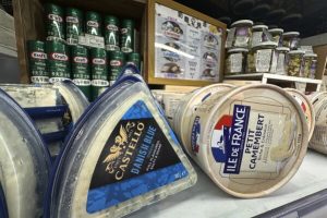 الصين تفرض رسوما مؤقتة تصل إلى 42.7% على منتجات الألبان الأوروبية