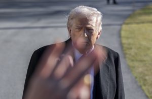 بفضل “إصبع ترامب الوسطى”.. عامل يحصل على تبرعات بنصف مليون دولار في يوم واحد