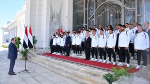 الرئيس السيسي يستقبل المنتخب القومي و يمنحهم كأس الجدارة و أوسمة تكريمية
